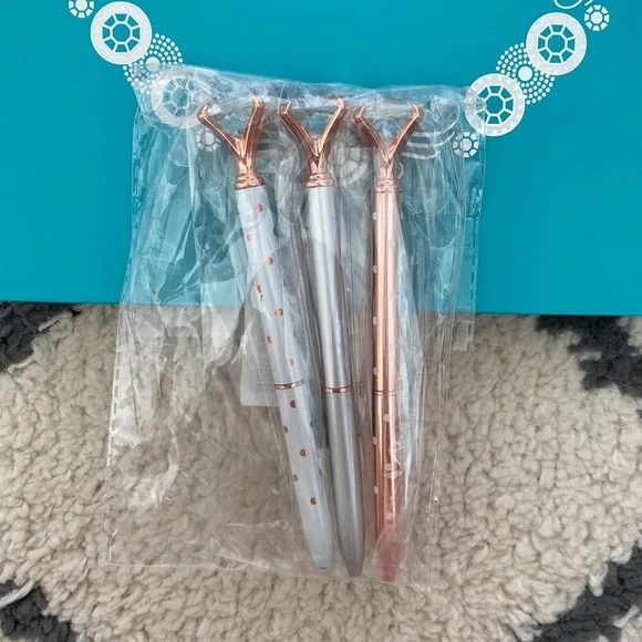 💜 5/$30 Sale: Bride to be Journal and Diamond Pens - Picture 2 of 8